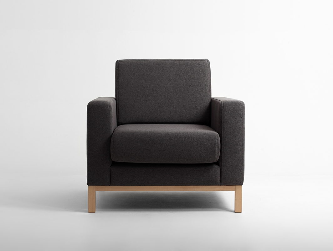 Sessel im skandinavischen Design schwarz mit holz Scandic